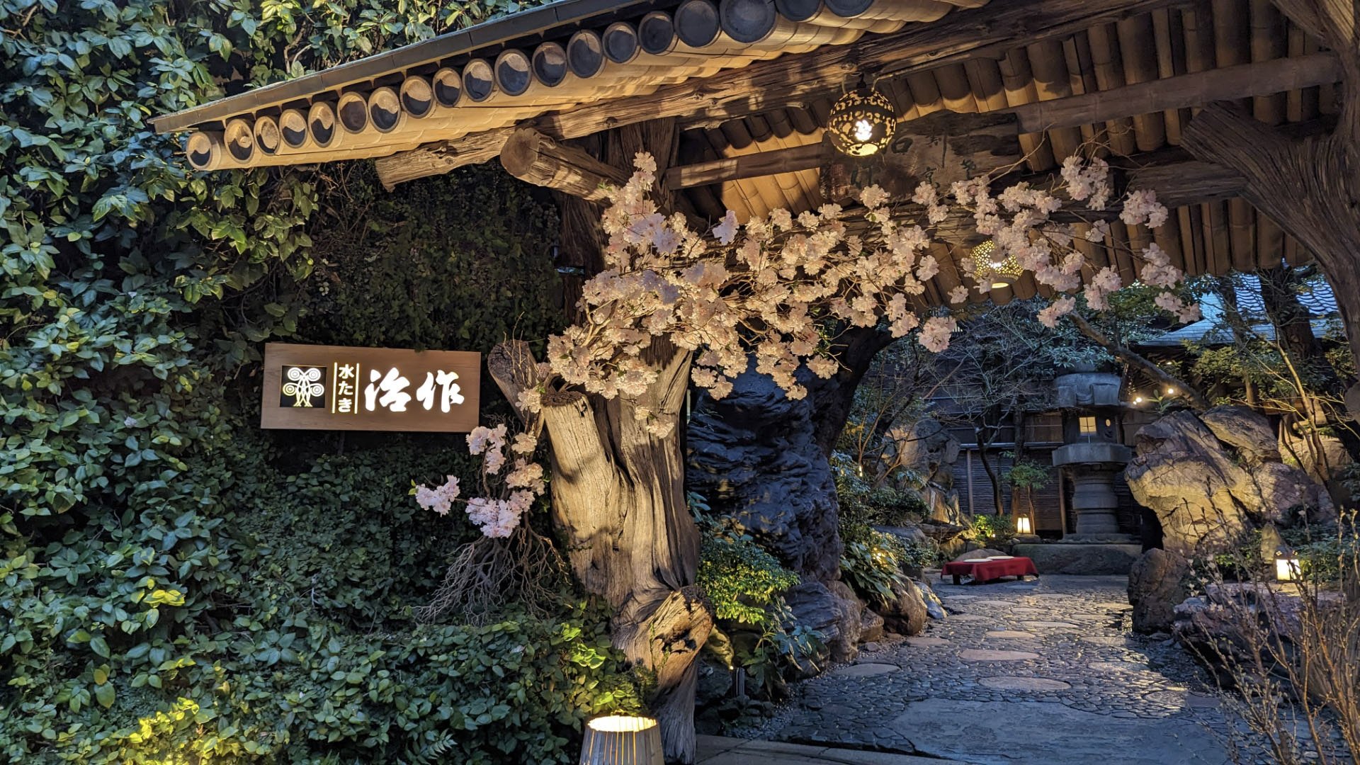桜咲く玄関の門